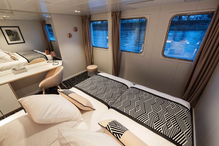 CAT. C - Main Deck 2 Adjustable Twin Beds